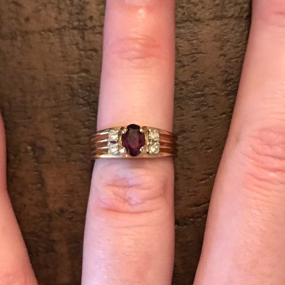 Ring with side diamonds and ruby stone in middle - Picture 4 of 5